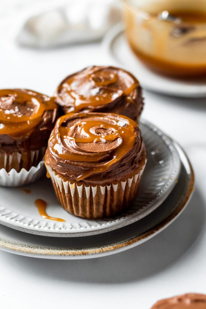 spiced pumpkin cupcakes with chocolate cream cheese frosting and salted caramel